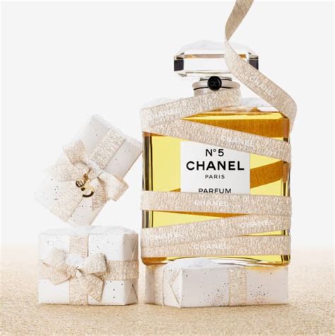 chanel gifs|Explore Wonderful CHANEL Gifts for the Holidays.